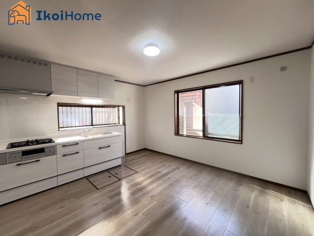 明石市山下町　中古戸建の居間・リビング|【ホームページに現地動画掲載中】●年中無休：当日予約可●3面採光で明るい空間になっております！