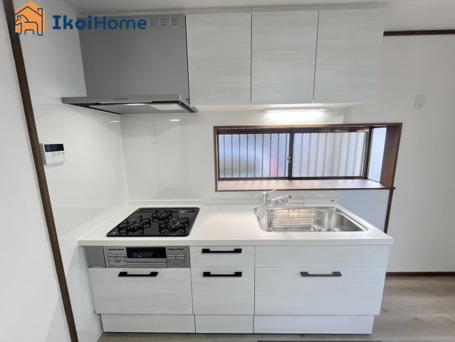 明石市山下町　中古戸建のキッチン|【ホームページに現地動画掲載中】●年中無休：当日予約可●三口コンロには火口にＳＩセンサーを搭載！