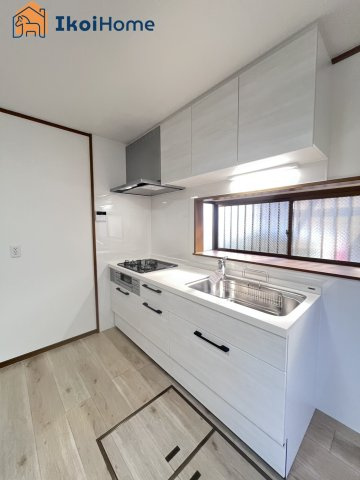 明石市山下町　中古戸建のキッチン|【ホームページに現地動画掲載中】●年中無休：当日予約可●窓がございますので通気・換気良好です。