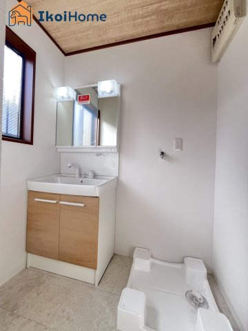 明石市山下町　中古戸建の洗面所|【ホームページに現地動画掲載中】●年中無休：当日予約可●小窓ございますので通気・換気良好です。