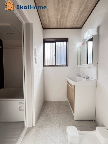 明石市山下町　中古戸建の洗面所|【ホームページに現地動画掲載中】●年中無休：当日予約可●収納が少ないので追加工事も承ります