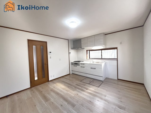 明石市山下町　中古戸建の居間・リビング|【ホームページに現地動画掲載中】●年中無休：当日予約可●床は暖かい雰囲気の木目調になっております。