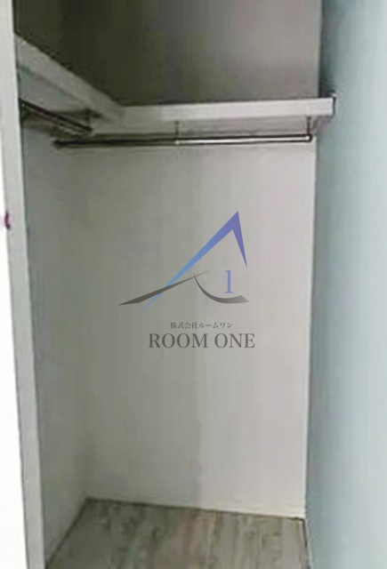 丘の上ハウスの収納|ウォークインクローゼットです。