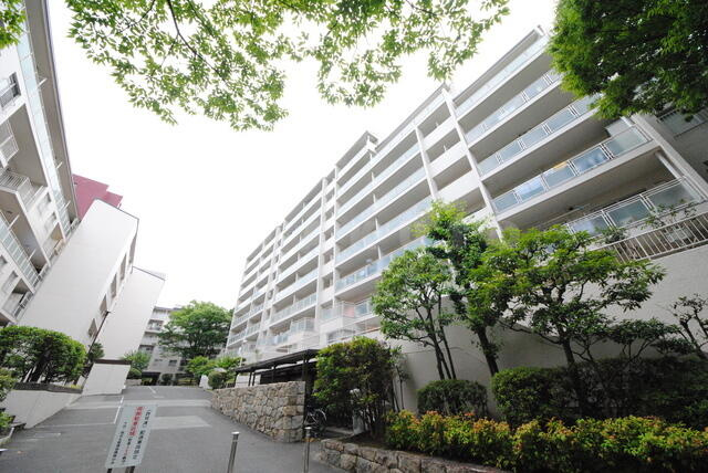 シーアイハイツ千里桃山台D棟の外観