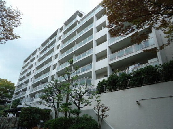 シーアイハイツ千里桃山台D棟の外観