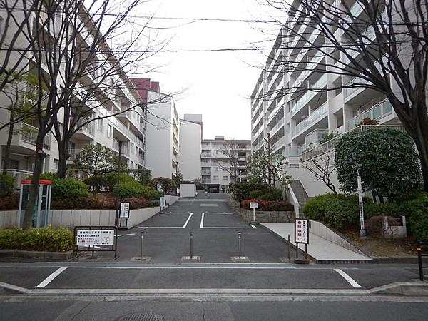 シーアイハイツ千里桃山台D棟のエントランス