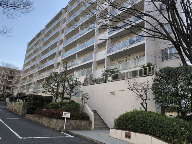 シーアイハイツ千里桃山台D棟の外観