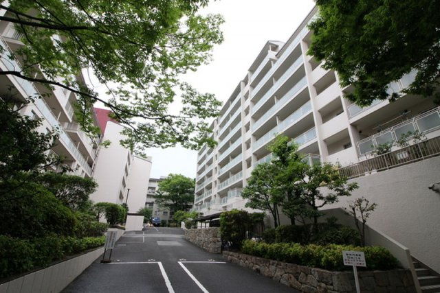 シーアイハイツ千里桃山台D棟の外観