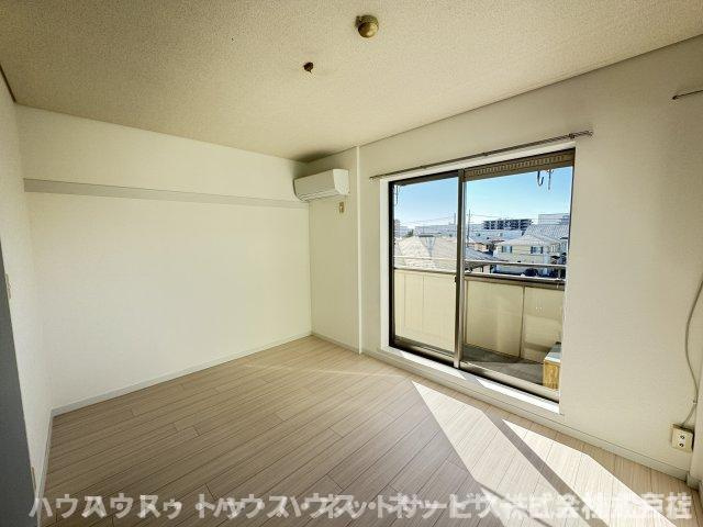 メゾンコムラの居間・リビング