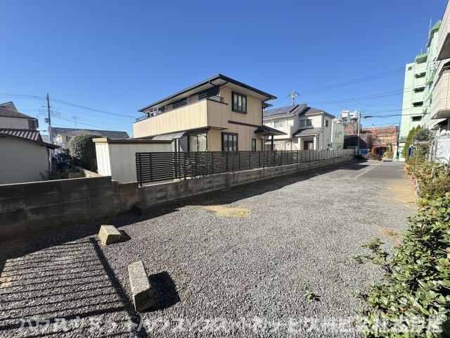 メゾンコムラの駐車場