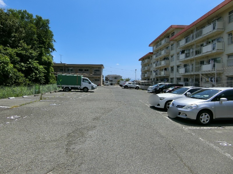 白川台藤ハイツの駐車場
