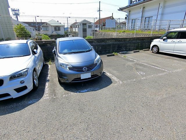 白川台藤ハイツの駐車場