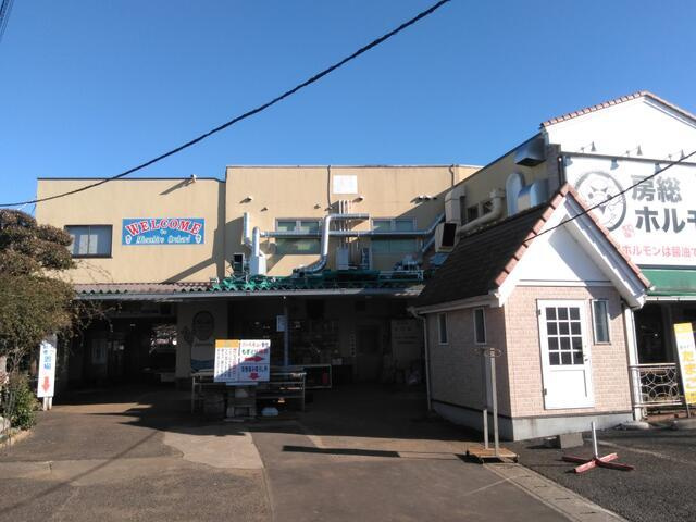 水代オーチャードⅠの外観|建物左側に水代果樹園の入り口… 