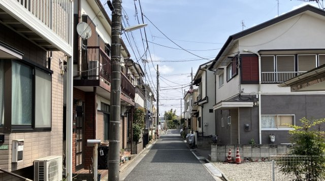 練馬区西大泉2丁目　穏やかな街並み　充実省エネ邸宅の前面道路含む現地写真