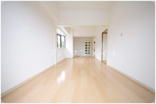 【居間・リビング】 | セントラーレ鳥が丘 | ゆったり過ごせる居間です