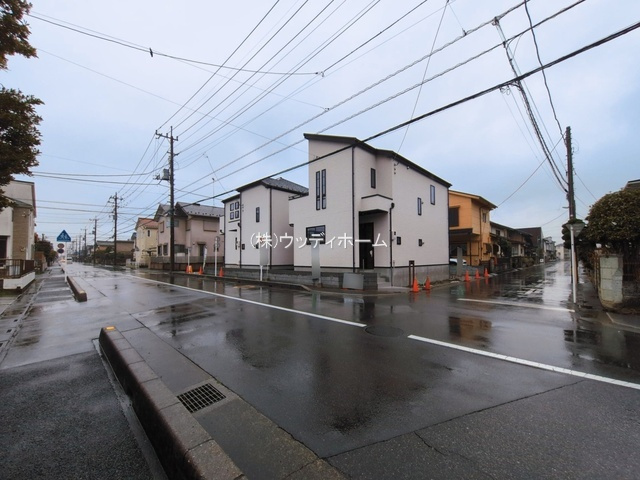 越谷市弥栄町13期　新築一戸建て　1号棟の前面道路含む現地写真