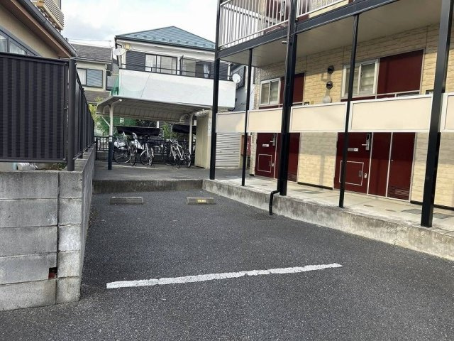 レオパレスｃｈｉｙｏの駐車場
