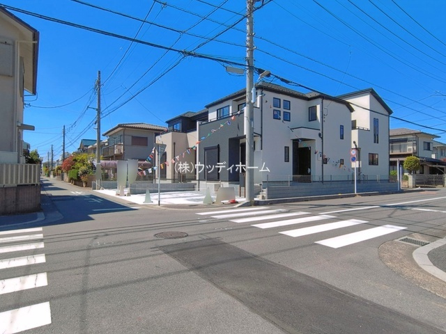 越谷市弥栄町13期　新築一戸建て　2号棟の前面道路含む現地写真