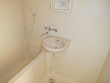 イーストベイ・船橋本町の浴室|洗面台付きです