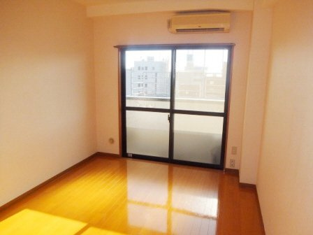 イーストベイ・船橋本町の居間・リビング|明るいリビングです