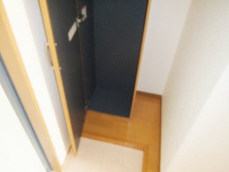 イーストベイ・船橋本町の玄関|下駄箱付きです