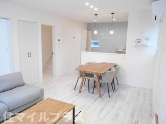 【居間・リビング】 | 郡山市大槻町愛宕台新築一戸建て1棟 | こちらのリビングで趣味の時間をお楽しみください