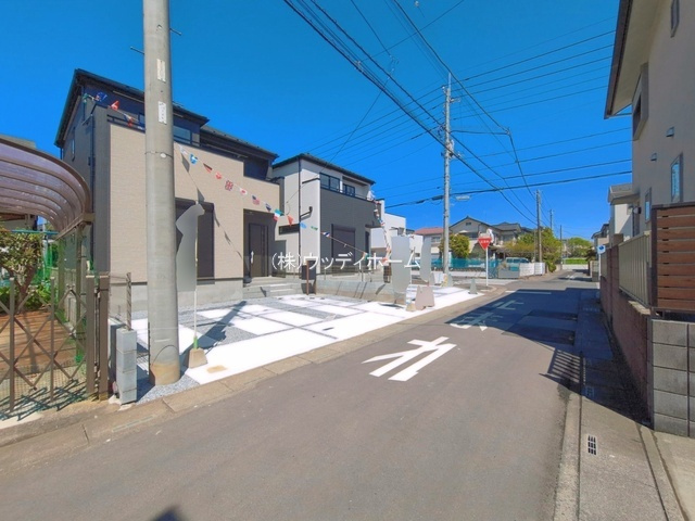越谷市弥栄町13期　新築一戸建て　3号棟の前面道路含む現地写真