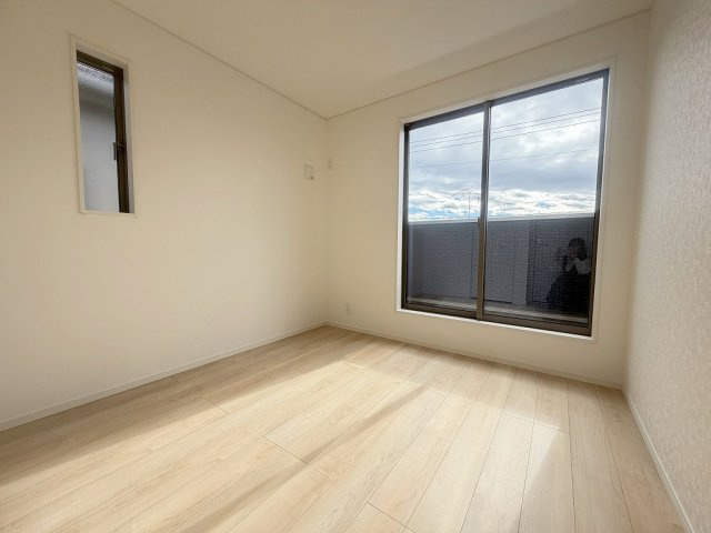 三郷市高州2丁目　新築戸建　全1棟の洋室|バルコニーに面した明るい洋室4.7帖