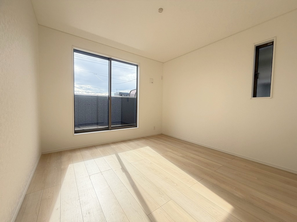 三郷市高州2丁目　新築戸建　全1棟の洋室|バルコニーに面した明るい洋室6.6帖・主寝室としていかがでしょう