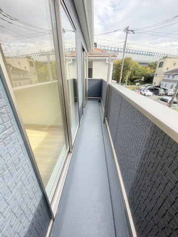 三郷市高州2丁目　新築戸建　全1棟のバルコニー|南向きバルコニーにて日当たり良好