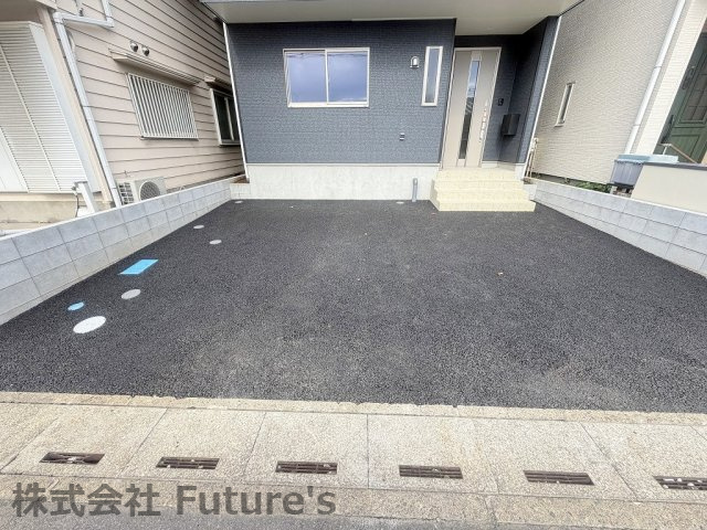 三郷市高州2丁目　新築戸建　全1棟の駐車場|カースペース並列2台可能