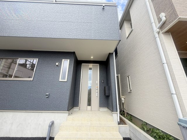 三郷市高州2丁目　新築戸建　全1棟のエントランス|安心の防犯カメラ付きの玄関エントランス