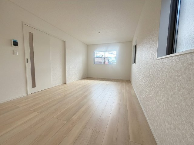 三郷市高州2丁目　新築戸建　全1棟の居間・リビング|家族団らんで過ごすリビングは17.7帖の広さを確保