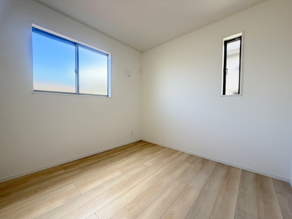 三郷市高州2丁目　新築戸建　全1棟の洋室|2面採光の明るい洋室4.5帖