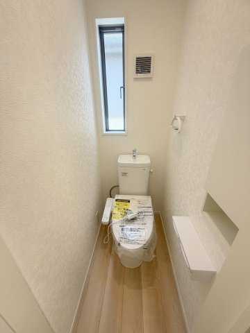 三郷市高州2丁目　新築戸建　全1棟のトイレ|2階のトイレです