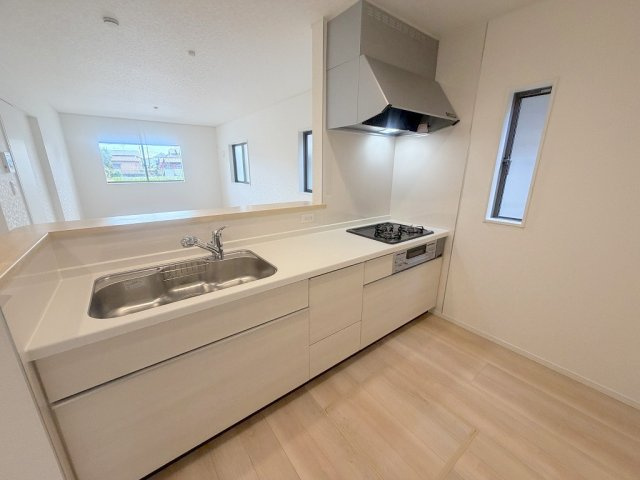 三郷市高州2丁目　新築戸建　全1棟のキッチン|会話の弾む対面システムキッチンでお料理も楽しめます