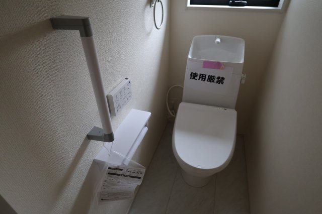 《仲介手数料無料》西区大字中釘290-31(全1戸)新築一戸建てリーブルガーデンのトイレ