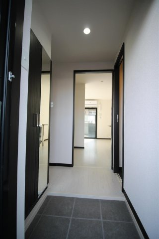 M10.牟田町IIの居間・リビング|玄関