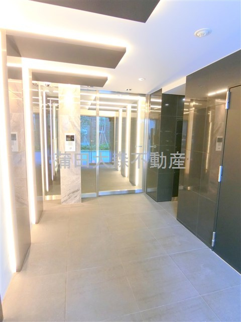 ARKMARK OMORIMACHI RESIDENCEのエントランス|オートロックと宅配ボックス付きのエントランス