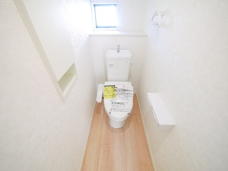 【トイレ】 | 八街市八街に第17 全8棟 8号棟 新築戸建  | 令和7年9月築 オール電化リビング約17帖JR総武本線八街駅徒歩約15分 本下水 ローソン徒歩約4分