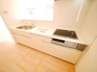 【キッチン】 | 八街市八街に第17 全8棟 8号棟 新築戸建  | 令和7年9月築 オール電化リビング約17帖JR総武本線八街駅徒歩約15分 本下水 ローソン徒歩約4分