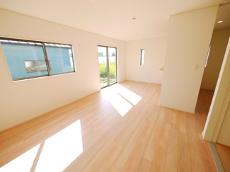 【居間・リビング】 | 八街市八街に第17 全8棟 8号棟 新築戸建  | 令和7年9月築 オール電化リビング約17帖JR総武本線八街駅徒歩約15分 本下水 ローソン徒歩約4分