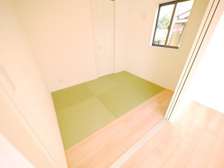 【和室】 | 八街市八街に第17 全8棟 8号棟 新築戸建  | 令和7年9月築 オール電化リビング約17帖JR総武本線八街駅徒歩約15分 本下水 ローソン徒歩約4分