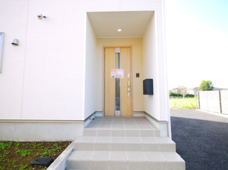 【玄関】 | 八街市八街に第17 全8棟 8号棟 新築戸建  | 令和7年9月築 オール電化リビング約17帖JR総武本線八街駅徒歩約15分 本下水 ローソン徒歩約4分