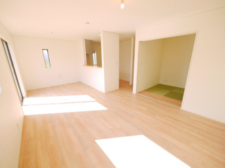 【居間・リビング】 | 八街市八街に第17 全8棟 8号棟 新築戸建  | 令和7年9月築 オール電化リビング約17帖JR総武本線八街駅徒歩約15分 本下水 ローソン徒歩約4分