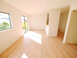 【居間・リビング】 | 八街市八街に第17 全8棟 8号棟 新築戸建  | 令和7年9月築 オール電化リビング約17帖JR総武本線八街駅徒歩約15分 本下水 ローソン徒歩約4分