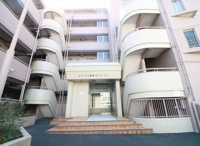 【エントランス】 | シンメイ志木マンション　(志木本店) | スーパーやコンビニなど商業施設が徒歩圏内に充実しているのでお買い物に困りません。