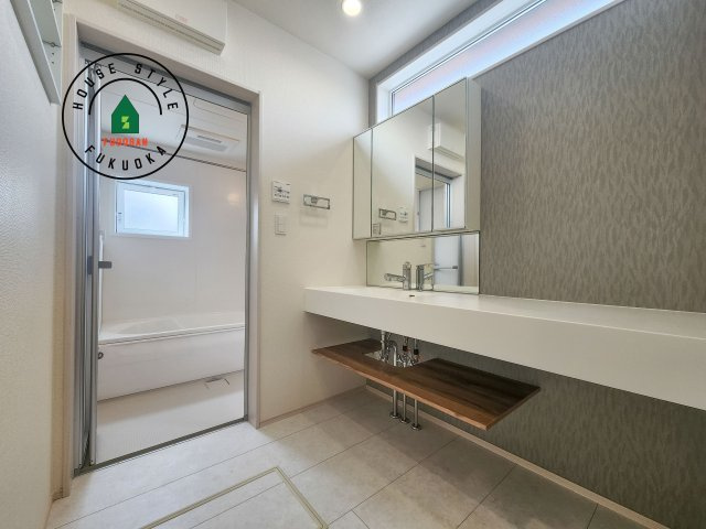 小郡市三国が丘4丁目第1-2棟（1号棟）の脱衣所|ゆとりの洗面スペースで朝の身支度もスムーズに。暮らしを快適に変えるシャワー付洗面台です！