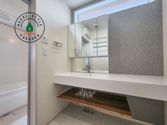 小郡市三国が丘4丁目第1-2棟（1号棟）の独立洗面台|毎日使うものだから清潔な空間を保ちたい水回り。洗面にはそんな願いを解消させてくれる収納アイデアが満載です。三面鏡の裏側にはキャビネットが現れ小物から背の高い物まで収納できます。