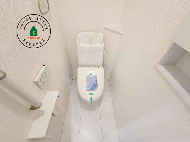 小郡市三国が丘4丁目第1-2棟（1号棟）のトイレ|温水洗浄便座を完備しております。2ヶ所にトイレがあるのは朝の慌ただしい時間も安心です。